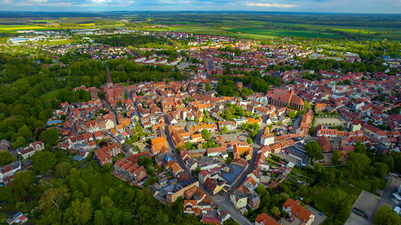 Luftbild von einer Stadt im ländlichen Raum | Quelle: © GDMpro S.R.O / Adobe Stock