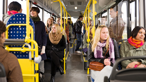 Fahrgäste in Bus | Quelle: © gemenacom / Adobe Stock