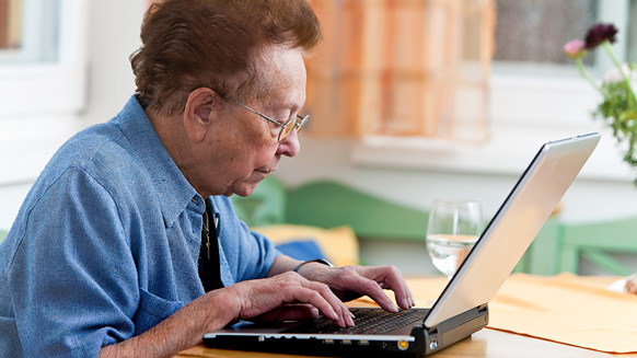 Seniorin mit Notebook | Quelle: © Gina Sanders / Adobe Stock