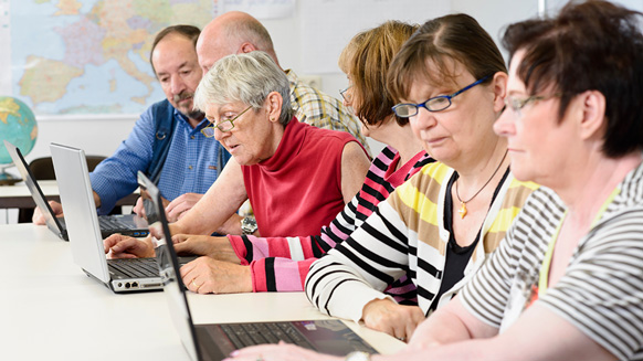 Weiterbildung von älteren Personen am Computer | Quelle: © Claudia Paulussen / Adobe Stock