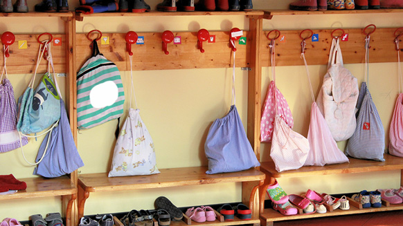 Garderobe im Kindergarten | Quelle: © marcobir / Adobe Stock