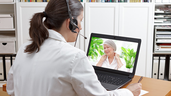 Ärztin spricht per Videochat mit Patientin | Quelle: © agenturfotografin / Adobe Stock