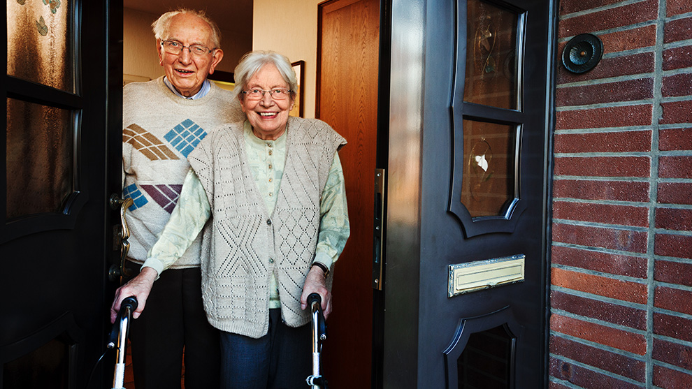 Älteres Paar mit Rollator an Haustür | Quelle: © Ingo Bartussek / Adobe Stock