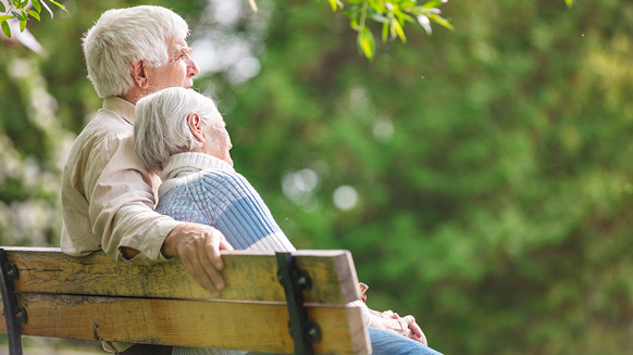 Älteres Paar sitzt auf Parkbank | Quelle: © Andrey Bandurenko / Adobe Stock