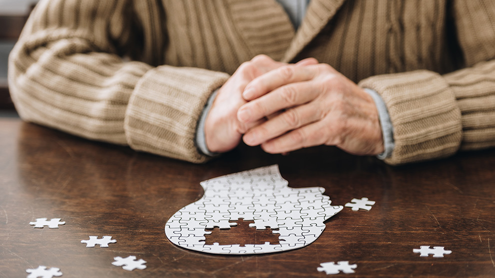 Symbolfoto für Demenz: Älterer Mann mit löchrigem Puzzle in Kopfform | Quelle: © LIGHTFIELD STUDIOS / Adobe Stock