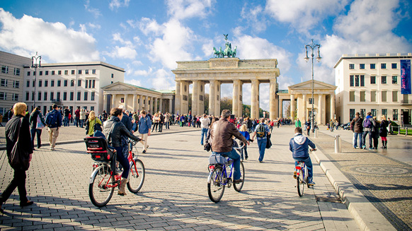 Pariser Platz mit Brandenburger Tor in Berlin | Quelle: © Facundo / Adobe Stock