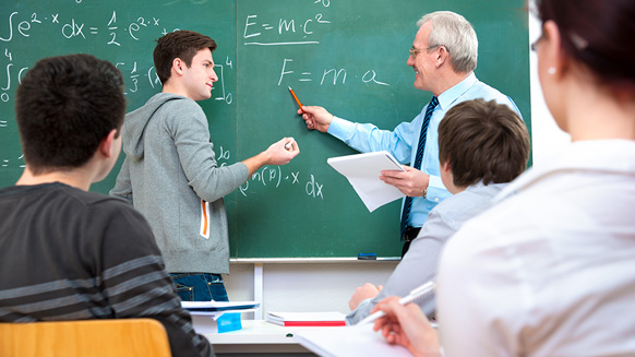 Lehrer mit Schülern im Physikunterricht | Quelle: © Alexander Raths / Adobe Stock