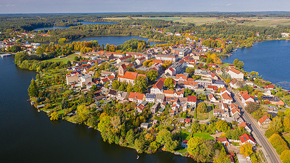 Kleinstadt, umgeben von Seen und Wäldern | Quelle: © Tilo Grellmann/Adobe Stock