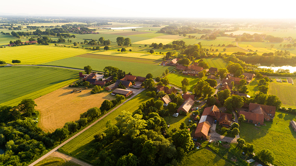 Ortschaft in Deutschland aus der Luft | Quelle: © Christian Schwier / Adobe Stock