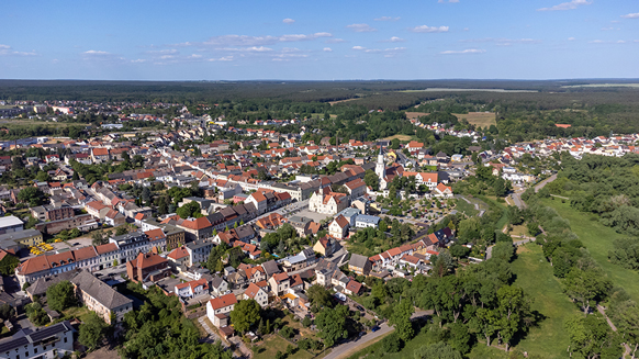 Blick von oben auf die Altstadt und umgebende Landschaft von Coswig in Sachsen-Anhalt | Quelle: © Animaflora PicsStock / Adobe Stock