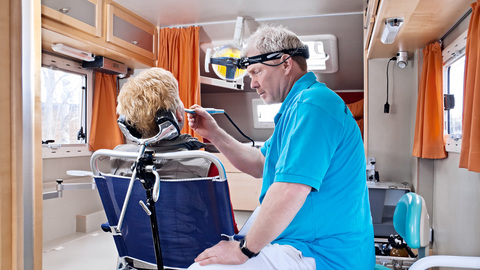 Dr. Manfred Bote behandelt eine Patientin in der mobilen Zahnarztpraxis. | Quelle: © Zahnarztpraxis Dr. Manfred Bote