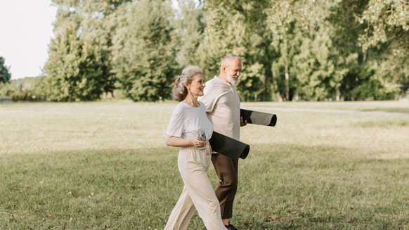 Zwei Senioren spazieren | Quelle: © Pexels I Vlada Karpovich