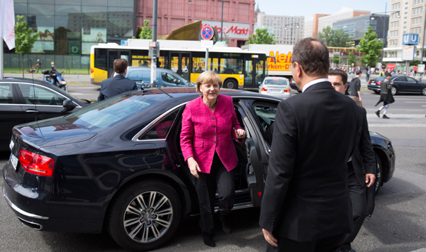 Bundesinnenminister Friedrich begrüßt Bundeskanzlerin Merkel bei ihrer Ankunft auf dem Demografiegipfel | Quelle: H. Schacht