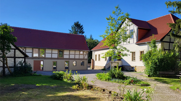 Pfarrhof von Osten, rechts Südseite des Multiplen Hauses, links die Kultur - und Begegnungsstätte. | Quelle: © Bürgermeister Reinhard Falke