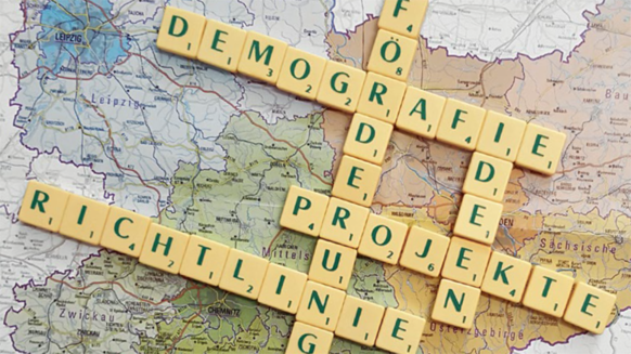 Dominosteine mit Wörtern Förderung und Demografie liegen auf Sachsenkarte | Quelle: © Sächsische Staatskanzlei