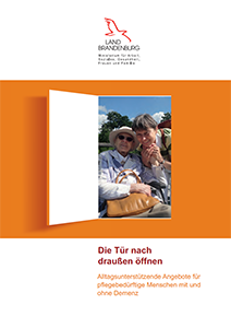 Titelbild der Broschüre „Die Tür nach draußen öffnen. Alltagsunterstützende Angebote für pflegebedürftige Menschen mit und ohne Demenz“